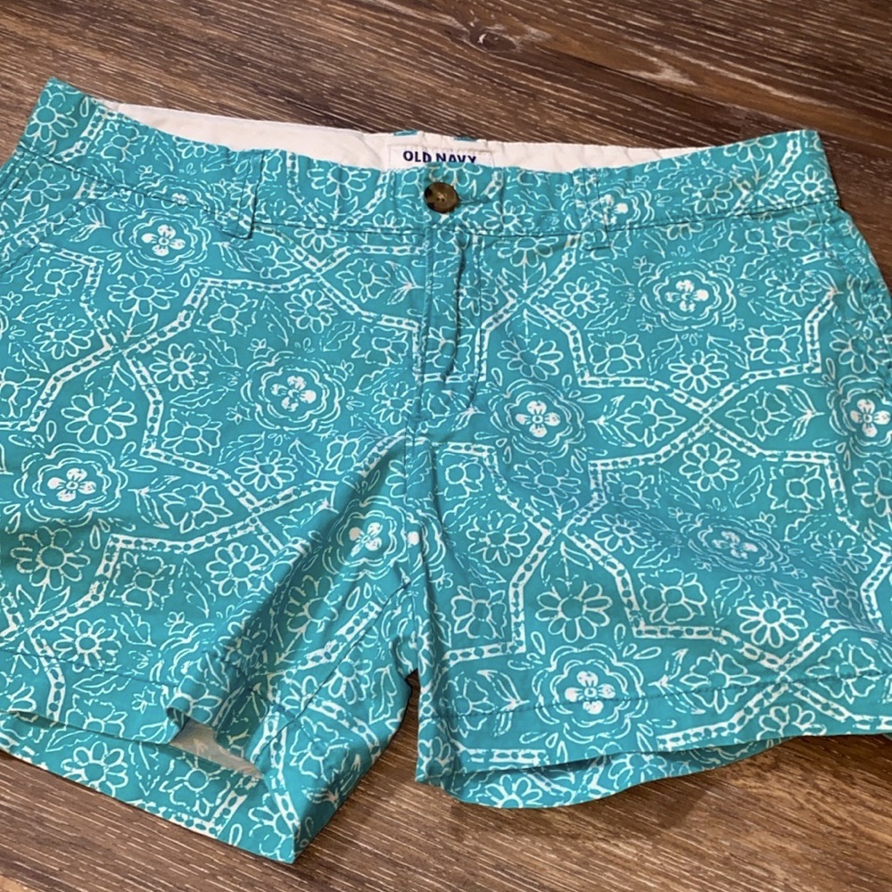 Bundle 2/$20 Old Navy ladies short cotton green print size 8